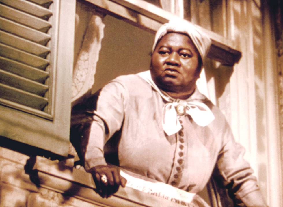 Hattie McDaniel, en una escena de 'Lo que el viento se llevó', la película que la convirtió en la primera afroamericana en ganar un Oscar.