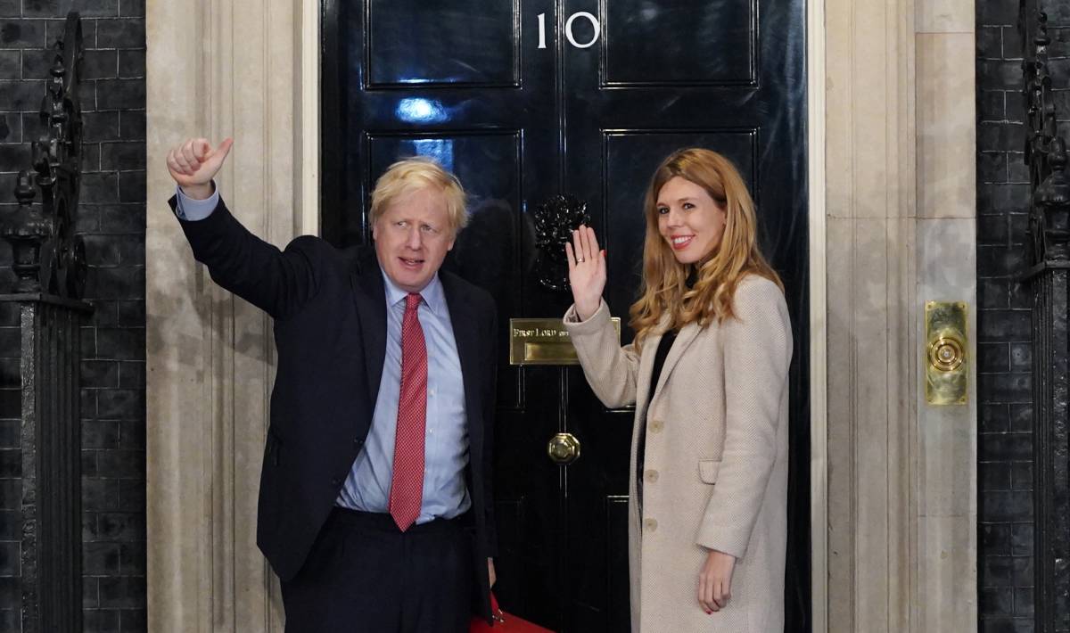Boris Johnson y su pareja, Carrie Symonds, a su llegada a Downing Street, este viernes.