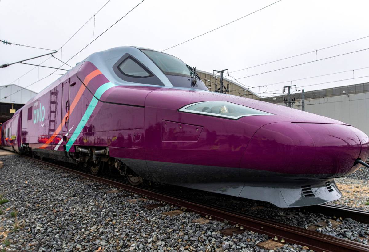 Tren AVLO de Renfe, en los talleres de Villaseca de La Sagra.