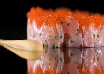 Tartar de lubina con mostaza de Dijon y huevas de tobiko