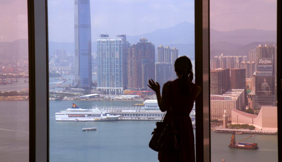 Vista de Hong Kong desde el edificio Central Plaza de Hong Kong.