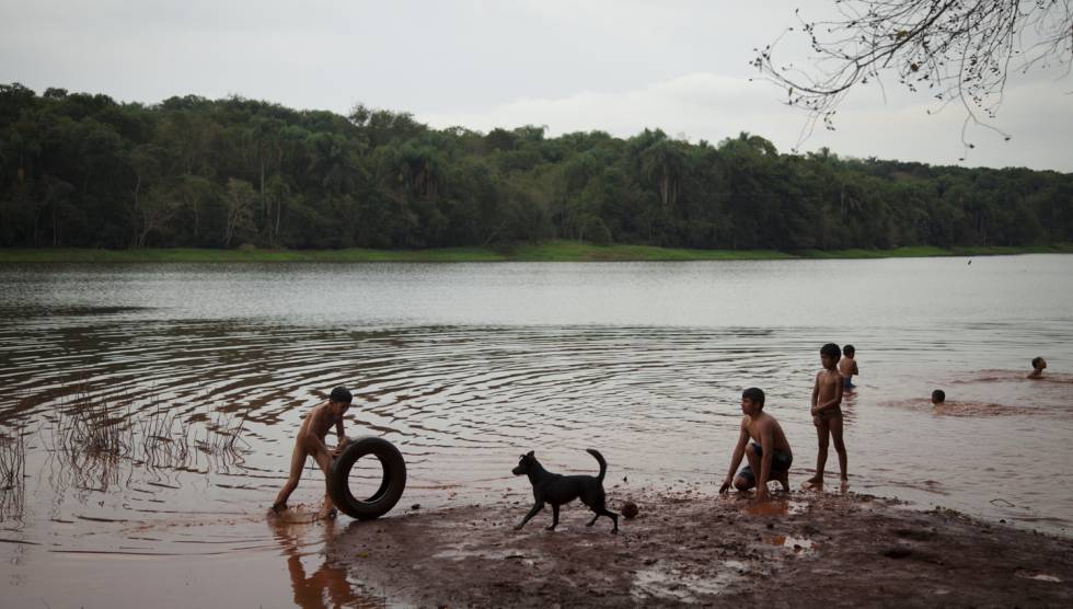 Los niños nadan en el río Paraná, aunque la empresa Itaipú ha prohibido a la comunidad pescar en él. 