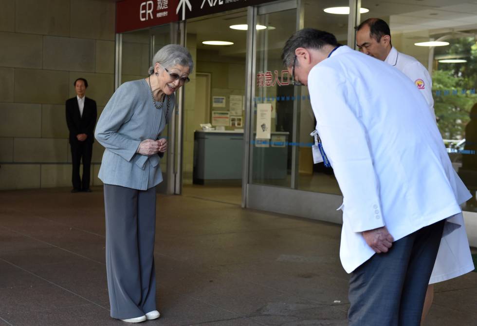 La emperatriz emérita Michiko el 10 de septiembre en Tokio, en el momento de abandonar el hospital donde se sometió a una intervención de cáncer de mama.