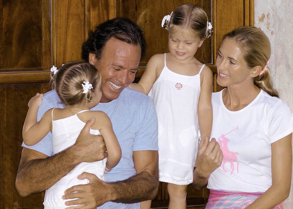 Julio Iglesias y Miranda Rijnsburger junto a sus hijas gemelas Victoria y Cristina, en 2003.