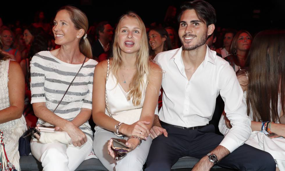 Miranda Rijnsburger y su hijo Miguel con su novia Danielle Obolevitch, en la Mercedes-Benz Fashion Week Madrid, en julio. rn 