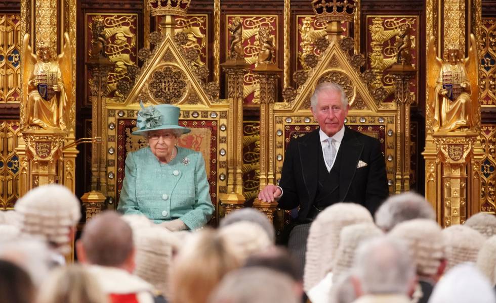 La reina Isabel II y el príncipe Carlos, en el Parlamento británico, el jueves.