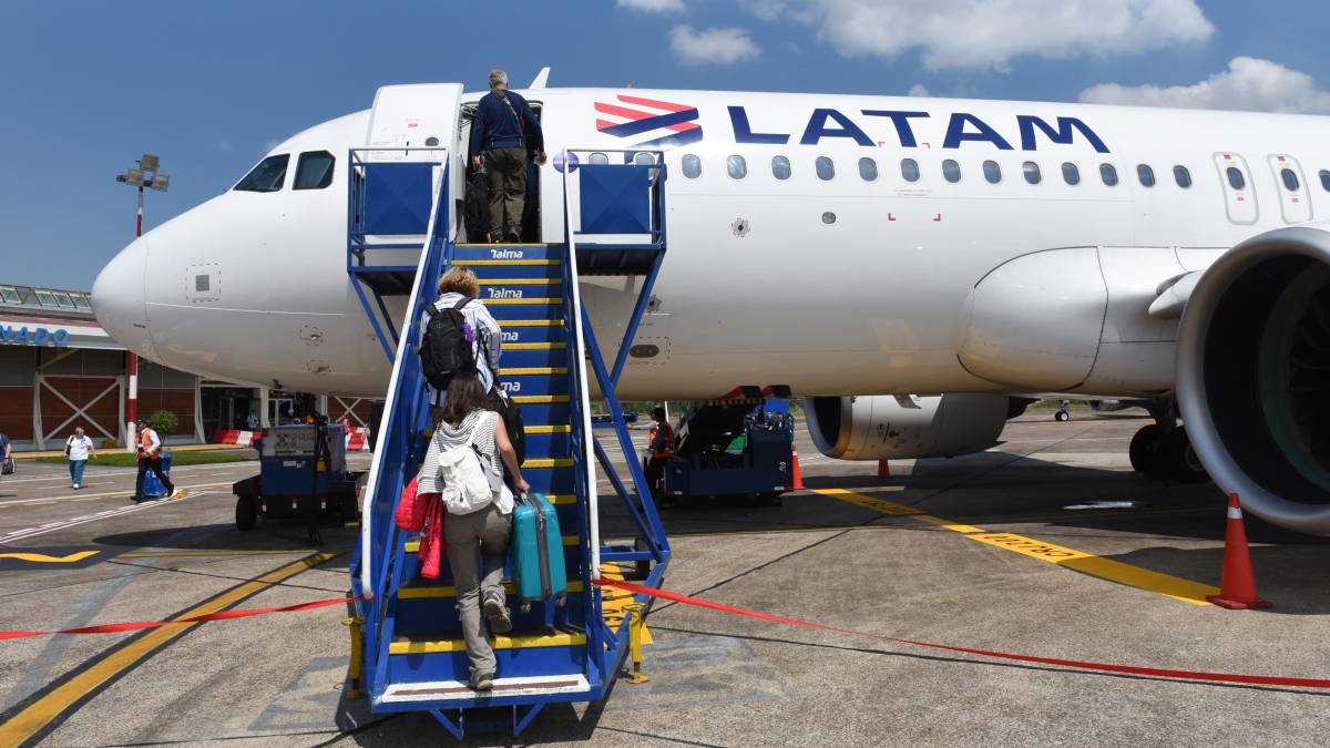 Pasajeros embarcan en LATAM Airlines.