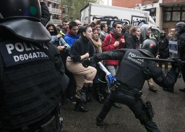 Cargas y una detención durante una acción para impedir un desahucio en Barcelona