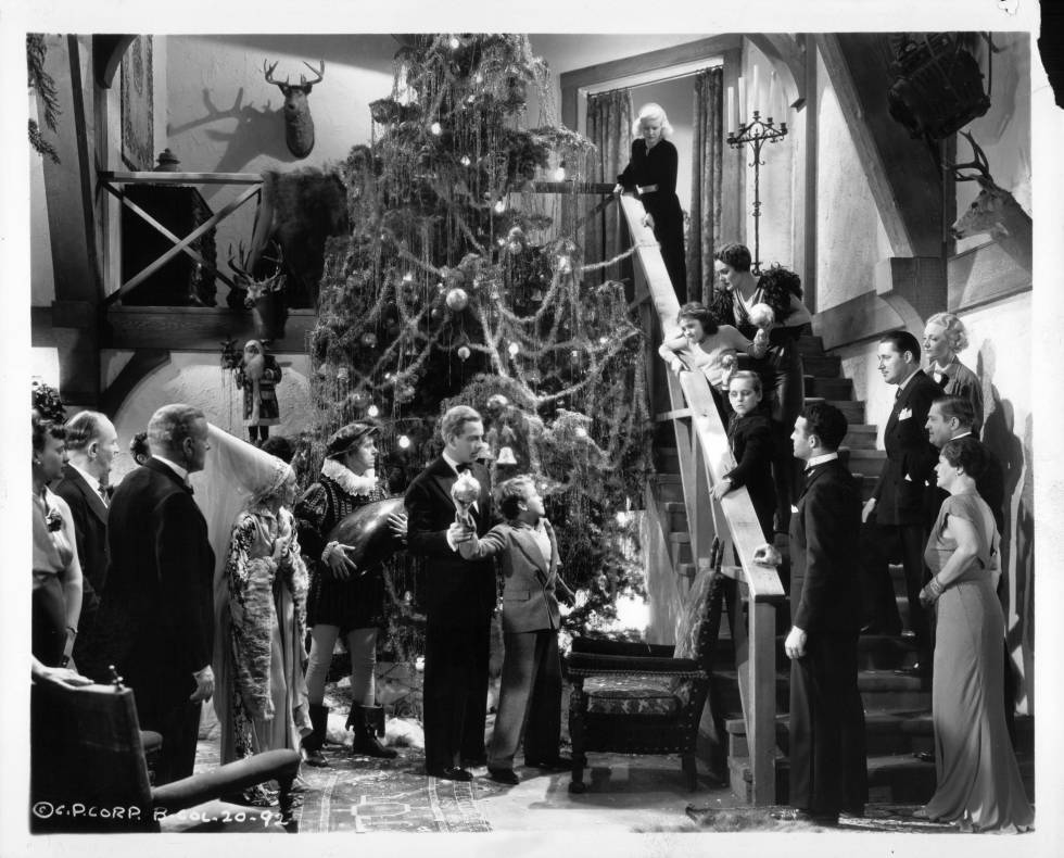Las proporciones monumentales de los árboles navideños estadounidenses queda de manifiesto en esta escena de la película 'And So They Were Married' (1936), en la que dos niños (ante el árbol y en la escalera) dudan si emplear las magníficas bolas decorativas como proyectiles letales. Las cenas de Nochebuena nunca han sido sencillas.
