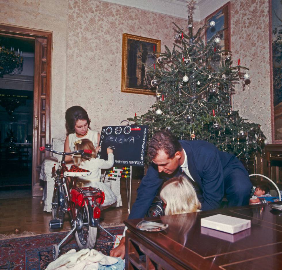 En las navidades de 1967, los todavía príncipes Juan Carlos y Sofía posan con las infantas Elena y Sofía ante el árbol navideño instalado en el palacio de La Zarzuela.