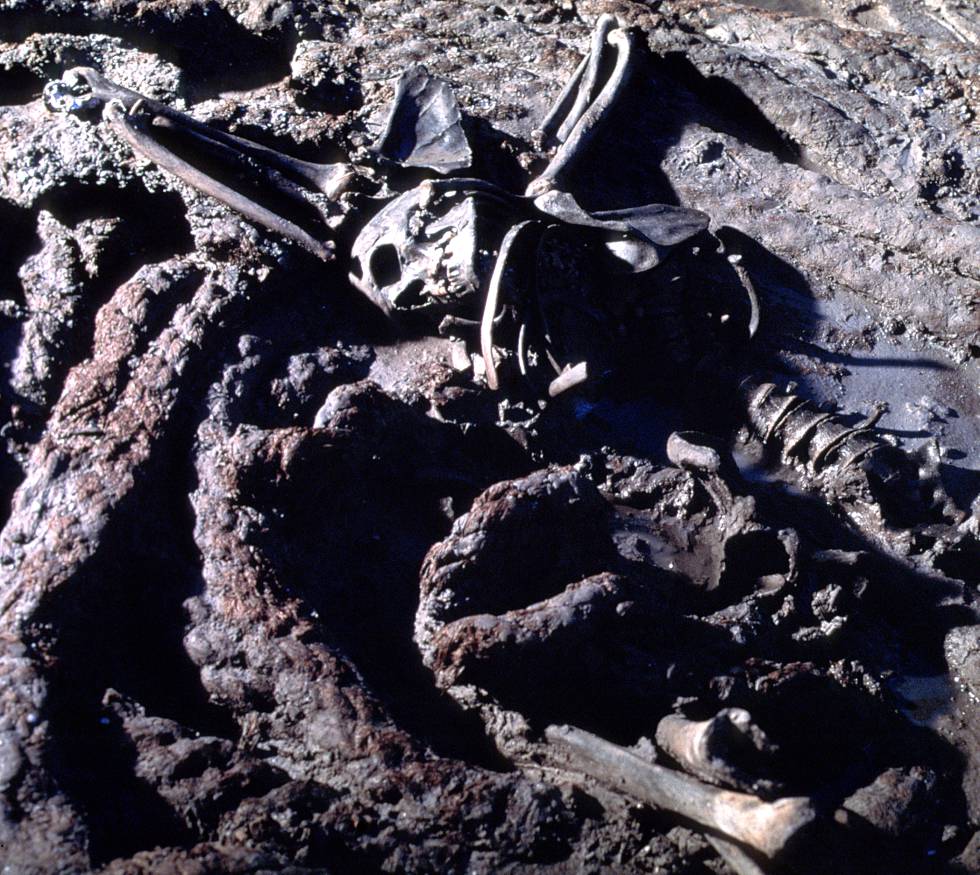 The skeleton found next to the anchor rope of 'La Belle'.