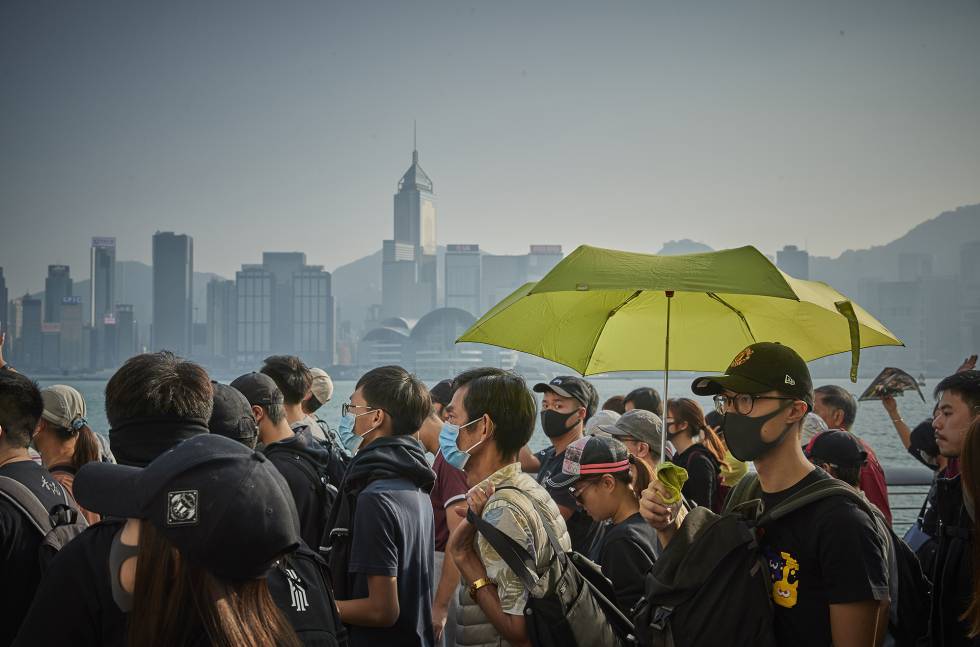 Manifestación en Hong Kong el 1 de diciembre, con el perfil del distrito central al fondo.