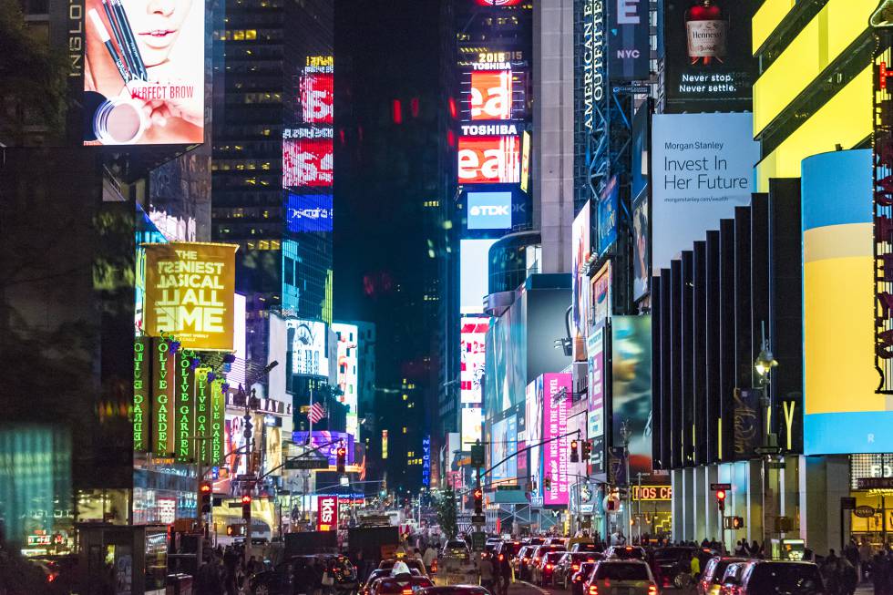 Times Square (Nueva York), inundado de luz y neones.