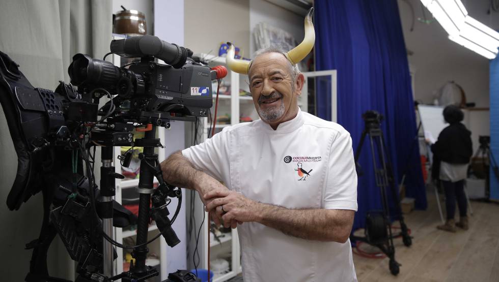 El cocinero Karlos Arguiñano, en su plató de televisión, entre Orio y Zarautz.