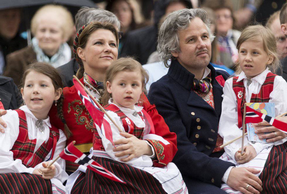 Marta Luisa y Ari Behn, en el Día Nacional de Noruega en Londres, el 17 de mayo de 2013, junto a sus tres hijas, Maud Angelica, Leah Isadora y Emma Tallulah.
