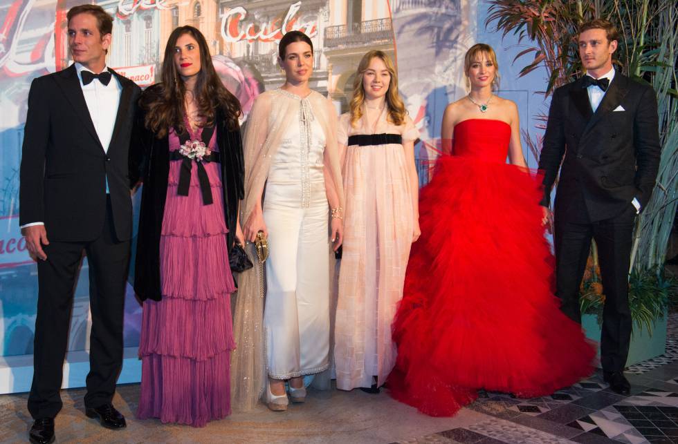 Desde la izquierda: Andrea Casiraghi y Tatiana SantoDomingo, Carlota Casiraghi, Alexandra de Hanover, Pierre Casiraghi y Beatrice Borromeo, durante el Baile de la Rosa en Mónaco, en 2016.