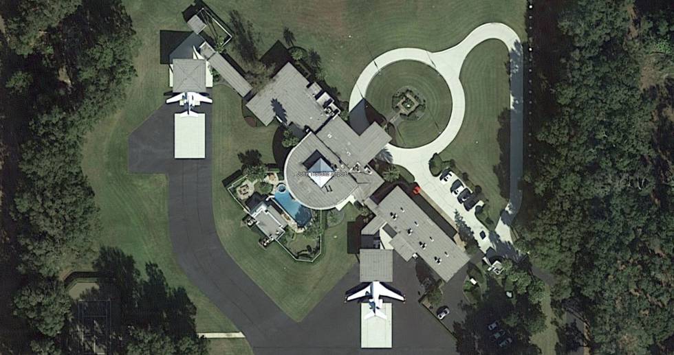 La mansión de John Travolta en Ocala, Florida, está situada en el Jumbolair-Greystone, un aeropuerto que da servicio a vuelos privados y permite construir viviendas en sus terrenos.