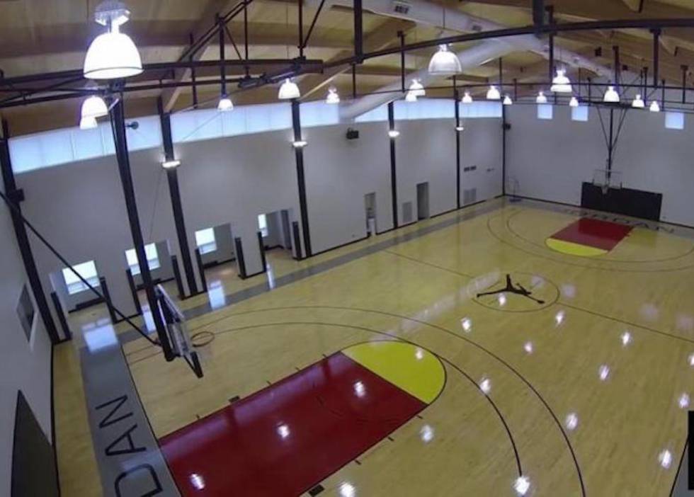 Michael Jordan mandó construir en su mansión de Chicago una pista de baloncesto cubierta con las dimensiones reglamentarias.