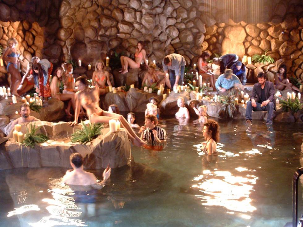La mansión Playboy tenía una gruta artificial con agua, islotes, colchonetas y luces tenues, en la que era posible bañarse, descansar, tomar una copa y entablar conversación con los demás invitados.