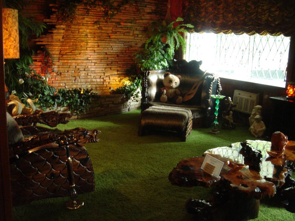 La habitación de la selva de Elvis estaba decorada con moqueta verde, motivos vegetales, plantas artificiales, adornos polinesios, esculturas de monos y una cascada de ladrillo.
