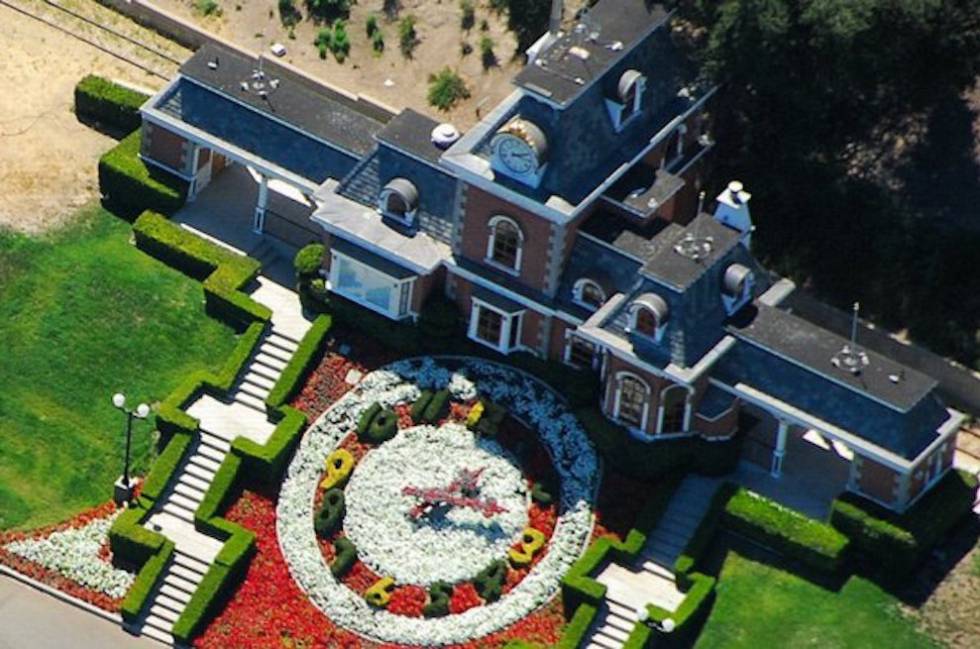 El Rancho Neverland, cuyo propietario era Michael Jackson, tenía un parque de atracciones, un cine, un zoo e incluso una sala de recreativos y un tren que recorría los diferentes lugares de la finca.