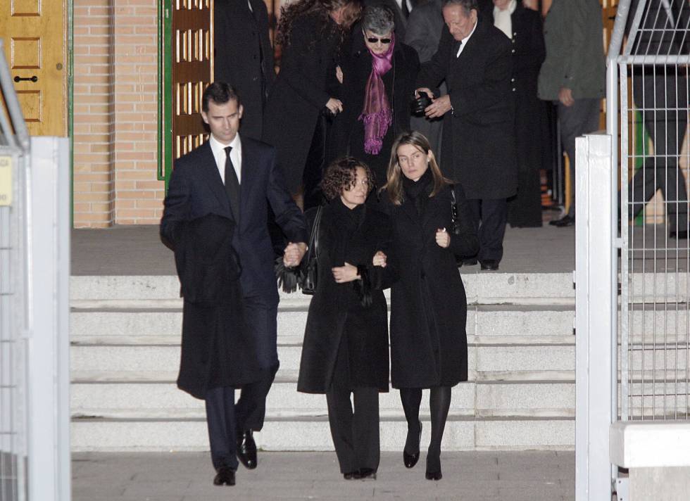 Don Felipe y doña Letizia con la madre de esta, Paloma Rocasolano, a la salida del funeral de Érika Ortiz.