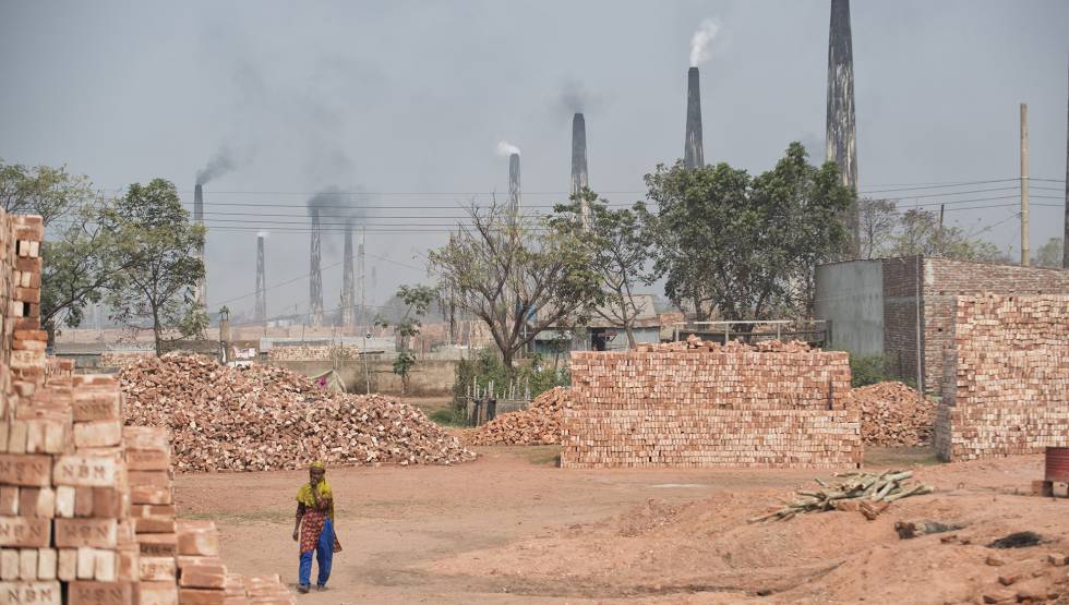 Las fábricas de ladrillos delinean un cinturón de contaminación que aporta en torno al 60% de la contaminación atmosférica de Dacca.