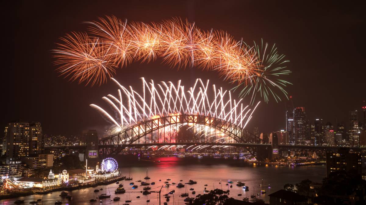 Los fuegos artificiales iluminan el cielo de Sídney.