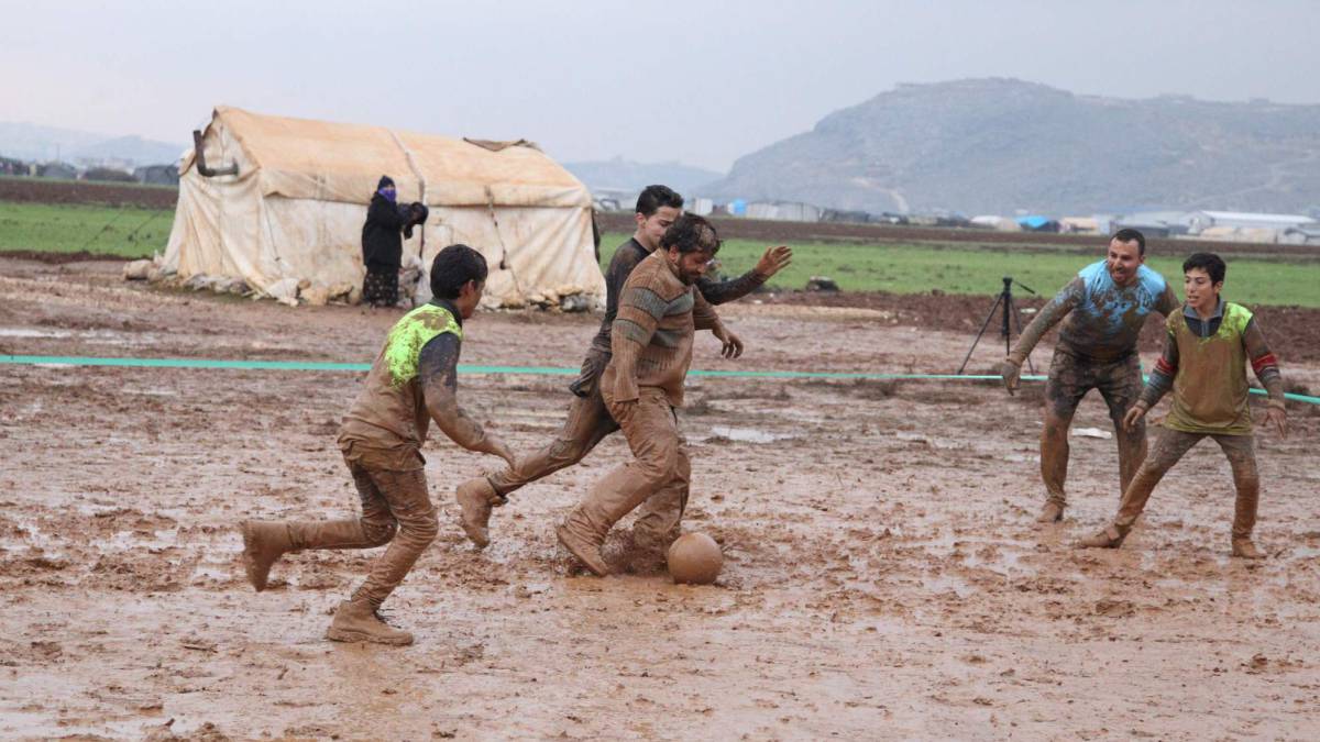 Un grupo de sirios desplazados juegan al fútbol en Sarmada.