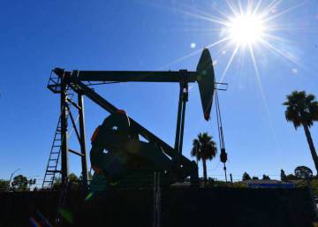 El petróleo Brent modera su subida tras el ataque