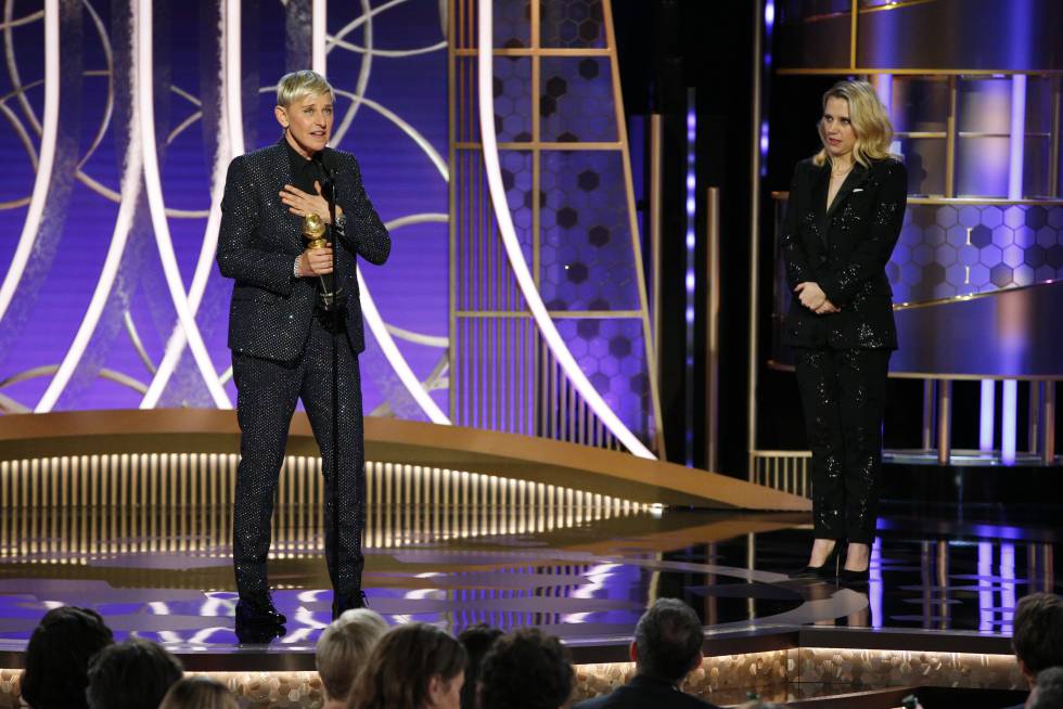 Ellen DeGeneres recogiendo el premio Carol Burnett, que le entregó Kate McKinnon (a la derecha).