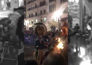 Un tragafuegos arde en la cabalgata de Reyes Magos de Valladolid