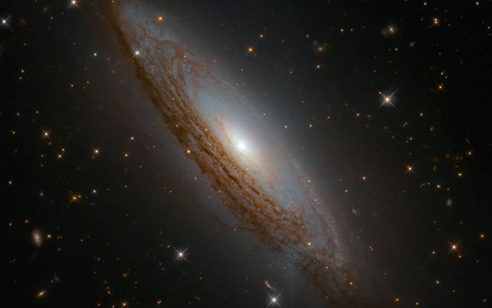 La galaxia ESO 021-G004, fotografiada por el Hubble, tiene un agujero negro supermasivo en el centro.