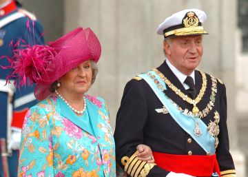 La infanta Pilar de Borbón, junto a su hermano del rey Juan Carlos, en la boda de don Felipe y doña Letizia en 2004.