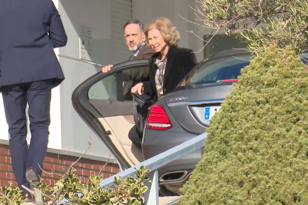 La Reina Sofia visita a la infanta Pilar de Borbon, en el hospital Ruber Internacional de Madrid, este miércoles.