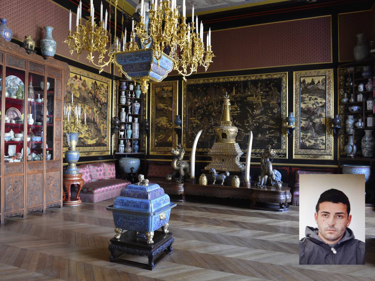 Sala del castillo de Fontainebleau. En pequeño, fotografía policial del Niño Juan.