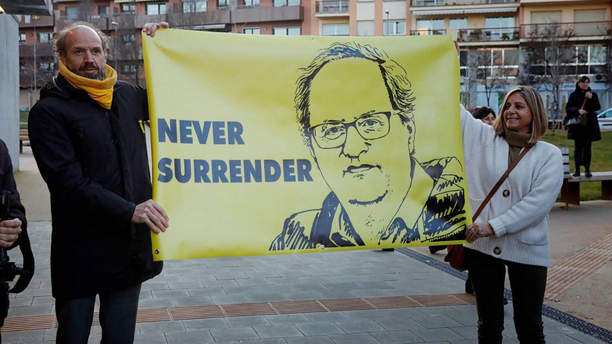 Unos manifestantes muestran su apoyo a Torra.