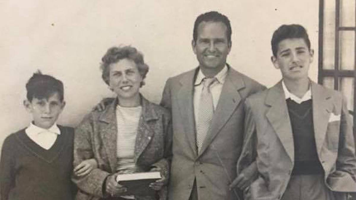 Juan Alonso con su esposa Titina y sus hijos.