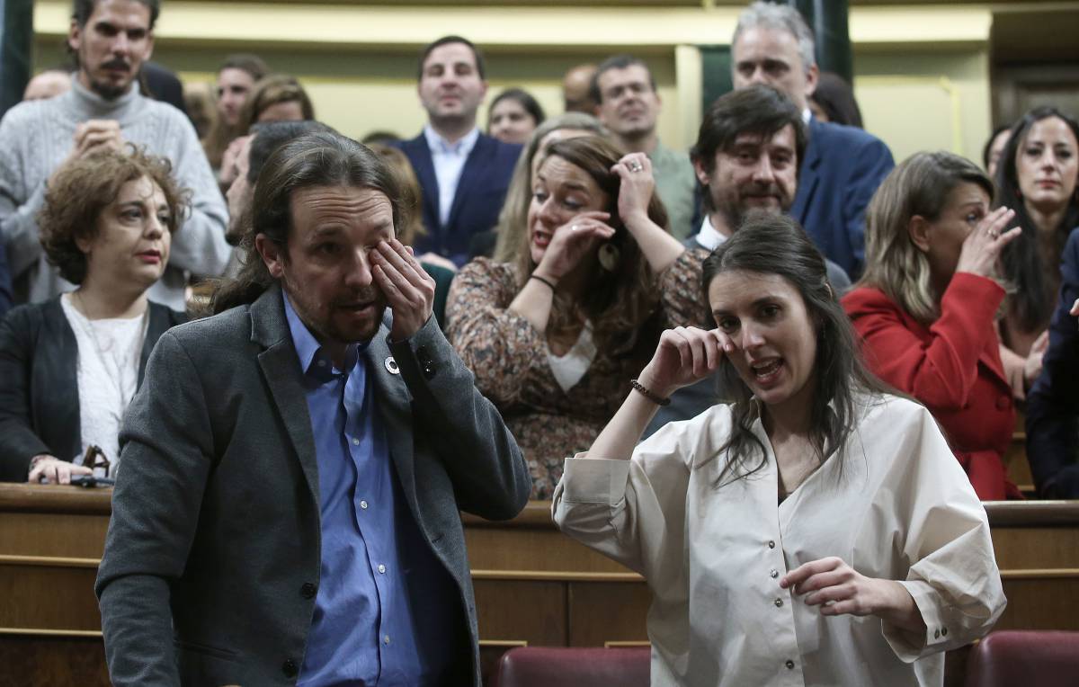 Iglesias y Montero lloran con diputados de Unidas Podemos tras la investidura de Sánchez.