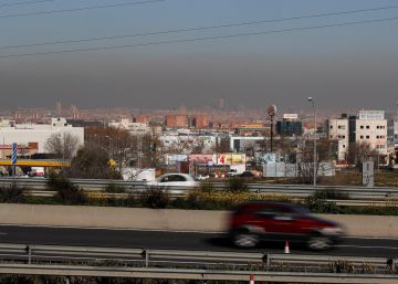 Esta fotografía, hecha el 9 de enero, muestra la capa de contaminación sobre la ciudad de Madrid vista desde Getafe