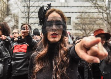Un centenar de mujeres cantan 'Un violador en tu camino' frente al juicio contra Harvey Weinstein