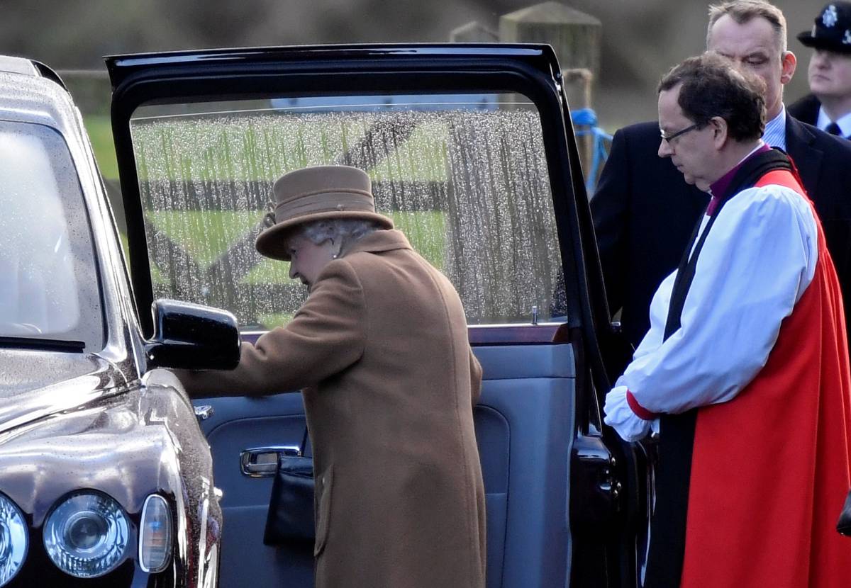 Isabel II, tras asistir este domingo al servicio religioso en Sandringham.