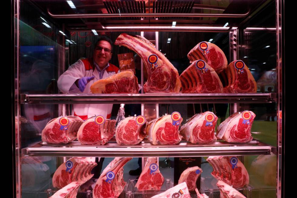 Un participante escoge un pedazo de carne en Madrid Fusión.