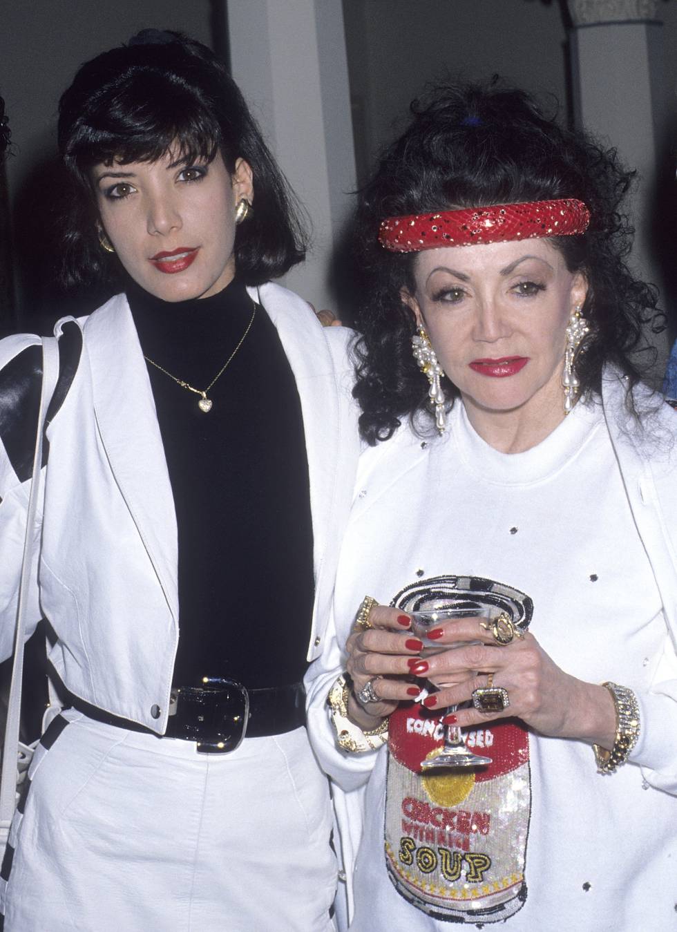 Toni D'Alto, la hermana de Sylvester Stallone que falleció en 2012, y su madre, Jackie Stallone, en una fiesta celebrada en el Roosevelt Hotel de Los Ángeles en 1990.
