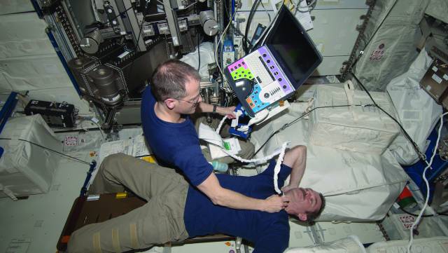 Marshburn realiza una exploración a Hadfield.