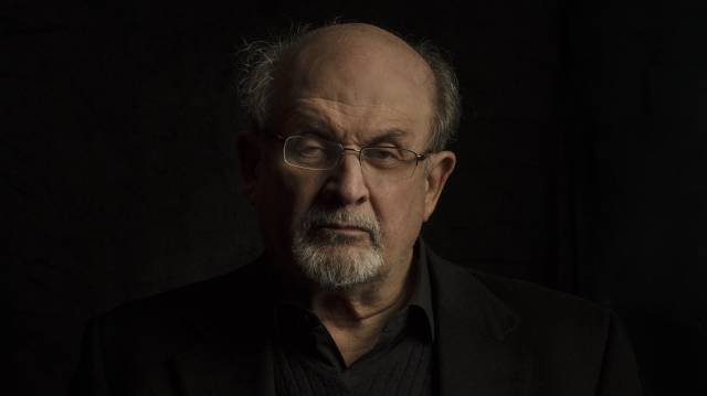 El escritor Salman Rushdie.