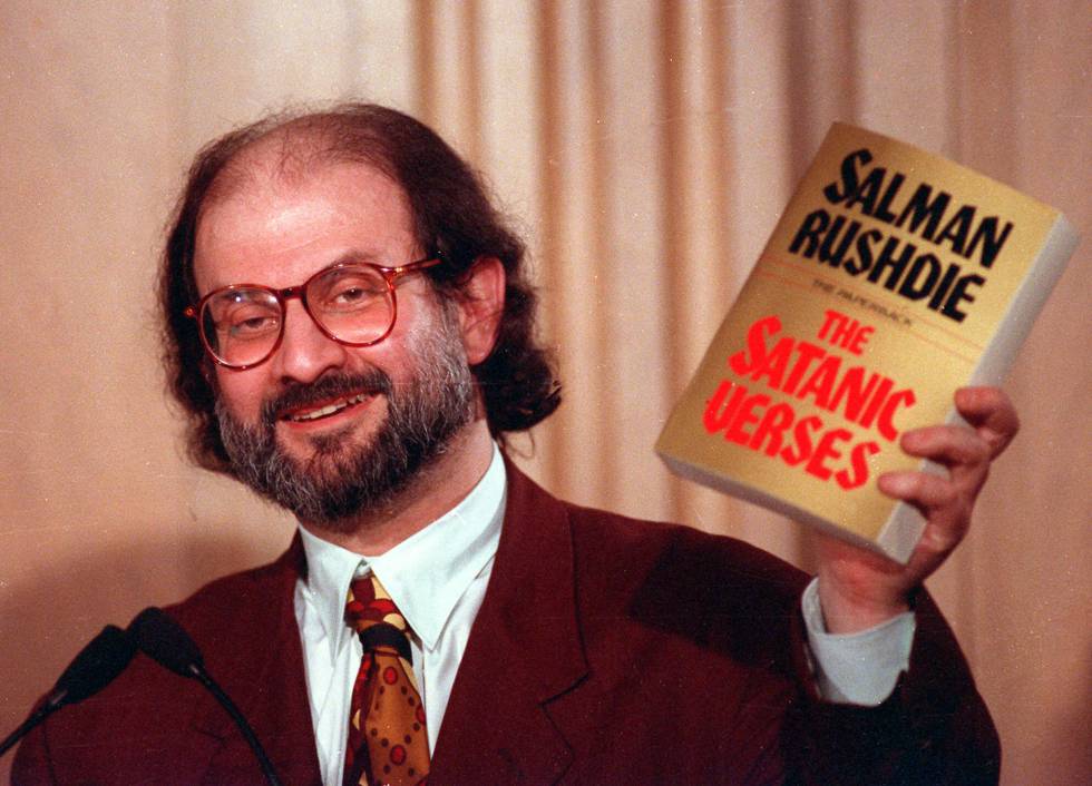 Salman Rushdie, tras la publicación de 'Los versos satánicos, que desencadenó una feuta de Jomeini contra él.
