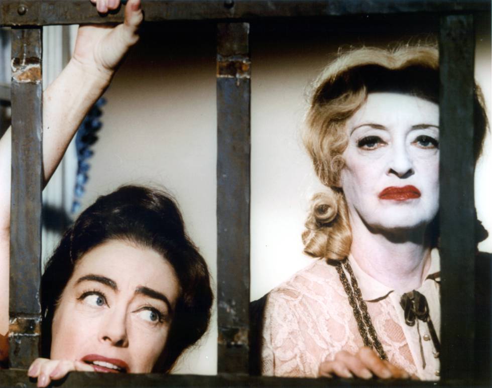 Joan Crawford y Bette Davis en la película '¿Qué fue de Baby Jane? ' (1962). La rivalidad más legendaria de Hollywood comenzó cuando Joan se prometió con el hombre del que estaba enamorada Bette.