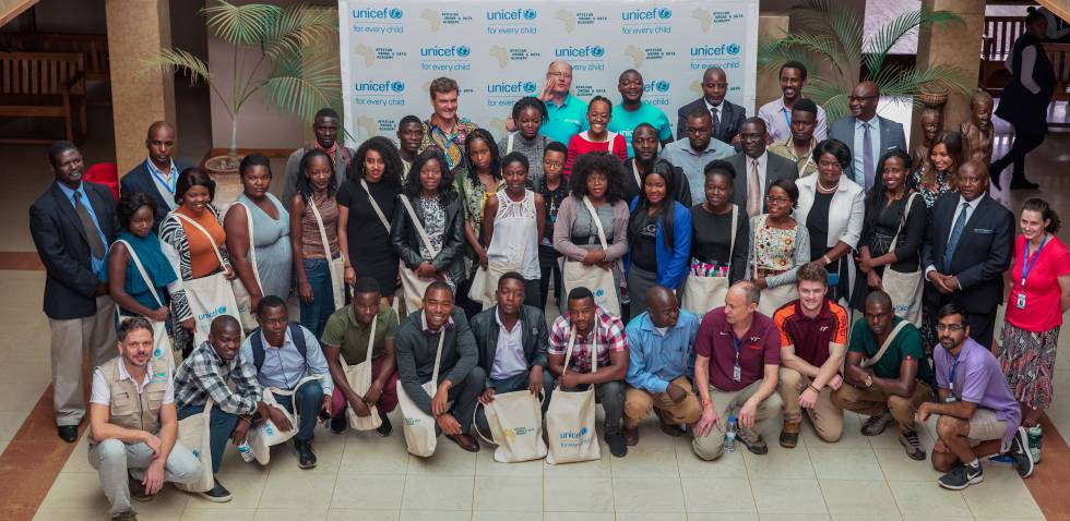 Los primeros estudiantes y profesores de la Academia Africana de Drones y Datos en la presentación del proyecto en Malawi.
