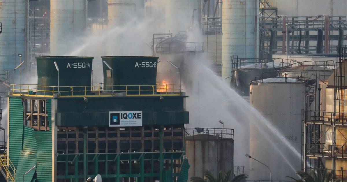 Tareas de extinción del incendio en la petroquímica de Tarragona, este miércoles.